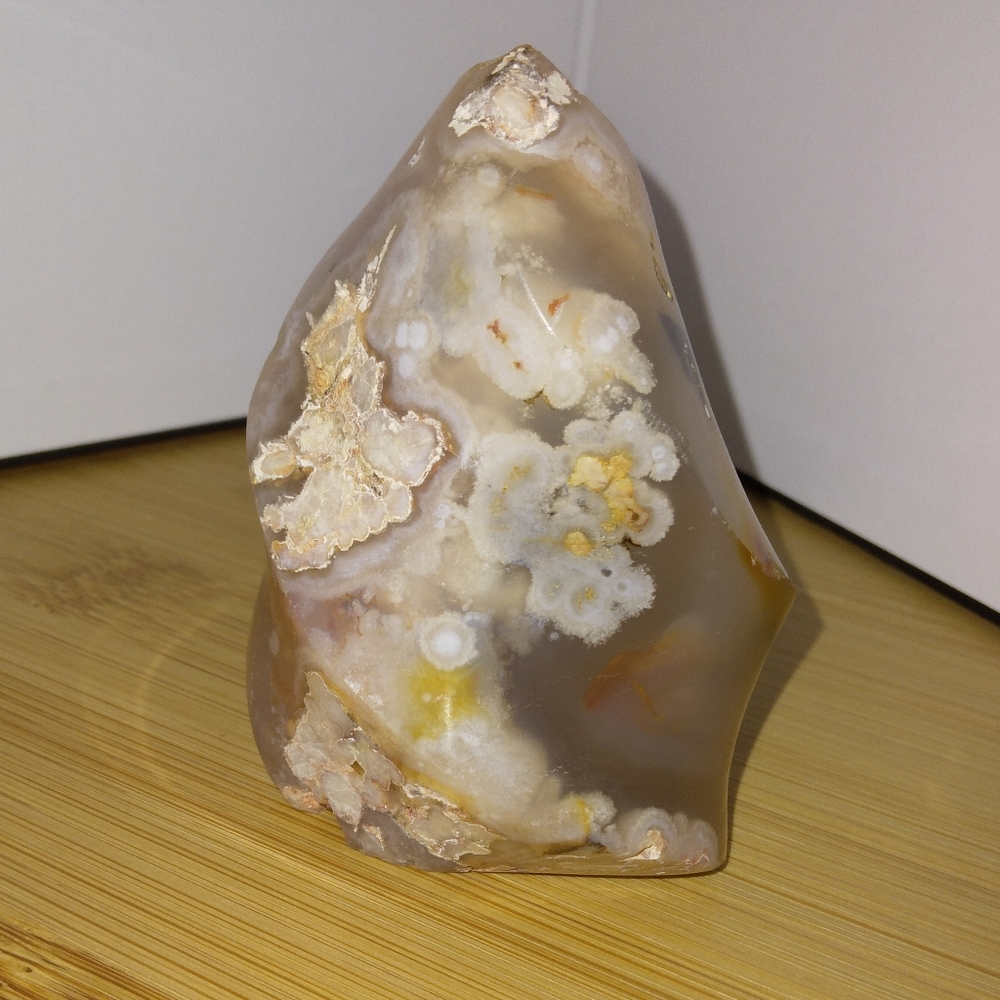 Flower agate flame crystal carving